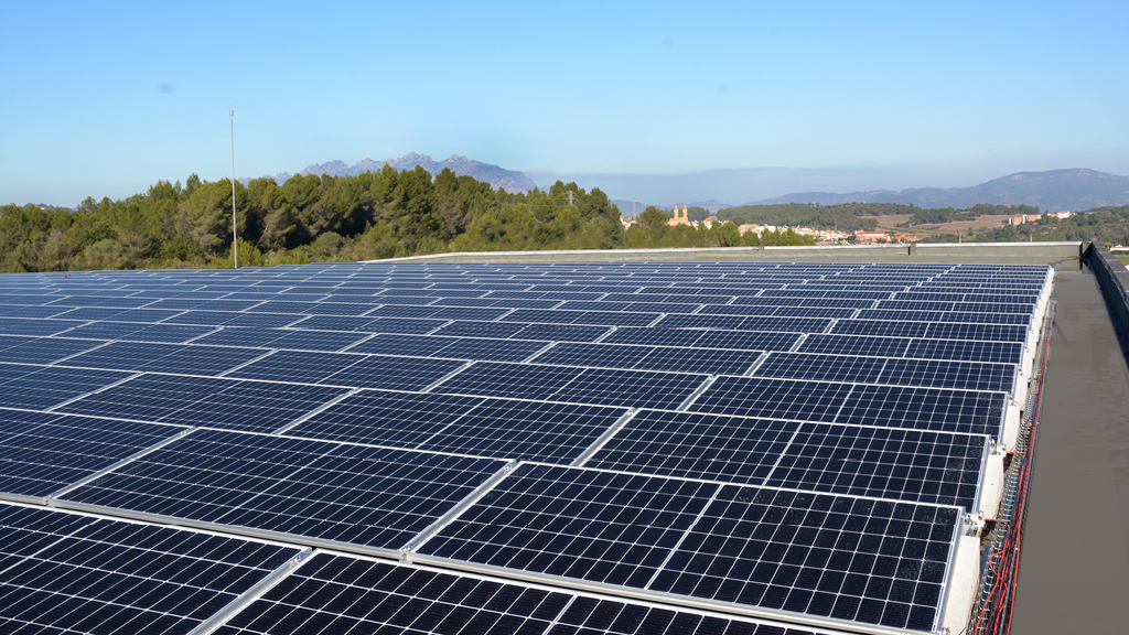 panneaux solaires dans les installations de production de Proersa Aerosoles